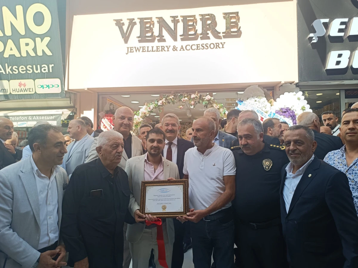 VAN'DA G&Ouml;R&Uuml;LMEMİŞ A&Ccedil;ILIŞ: VENERE KOZMETİK MAĞAZASI DEV KATIMLA HİZMETE A&Ccedil;ILDI