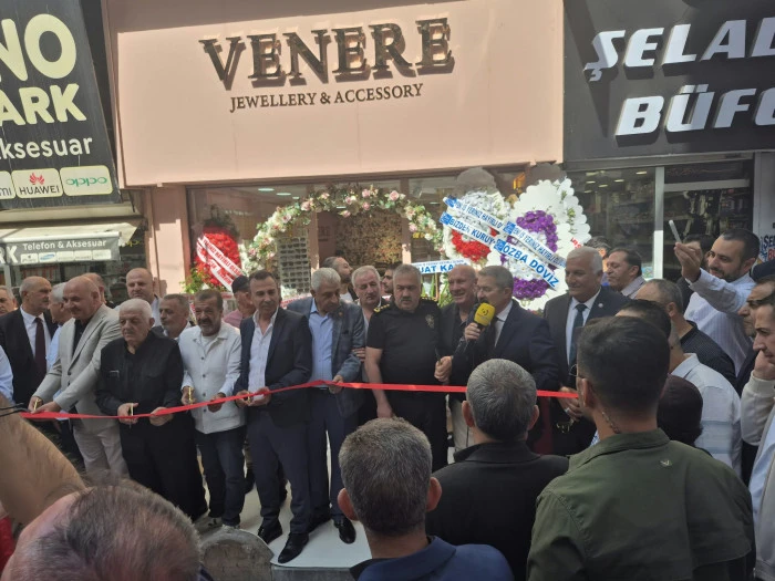 VAN'DA G&Ouml;R&Uuml;LMEMİŞ A&Ccedil;ILIŞ: VENERE KOZMETİK MAĞAZASI DEV KATIMLA HİZMETE A&Ccedil;ILDI