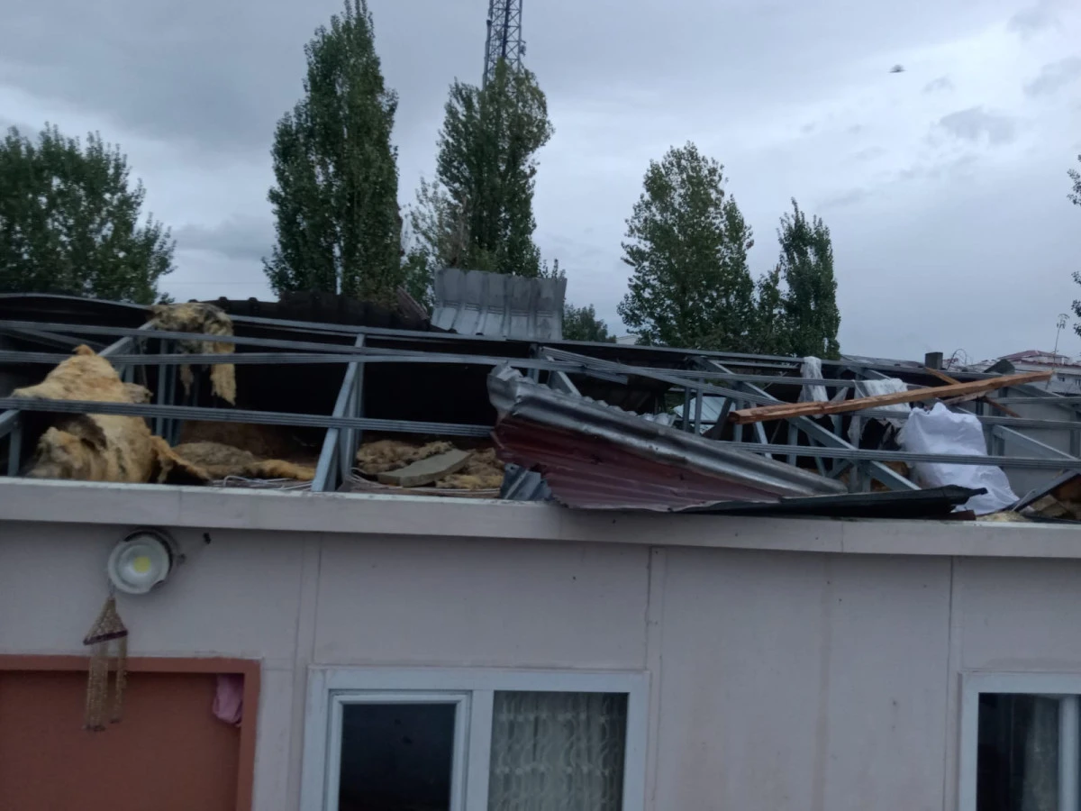 VAN&rsquo;DA HORTUM VE DOLU DEHŞETİ &Ccedil;ATILAR SAVRULDU, EVLERDE HASAR OLUŞTU