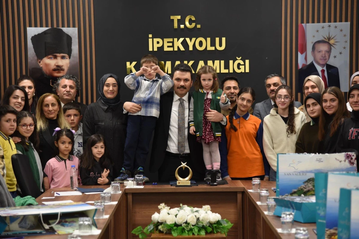 Van&rsquo;da Kitap Seferberliği Meyvelerini Veriyor: İpekyolu&rsquo;nda 20 Kişi &Ouml;d&uuml;llendirildi