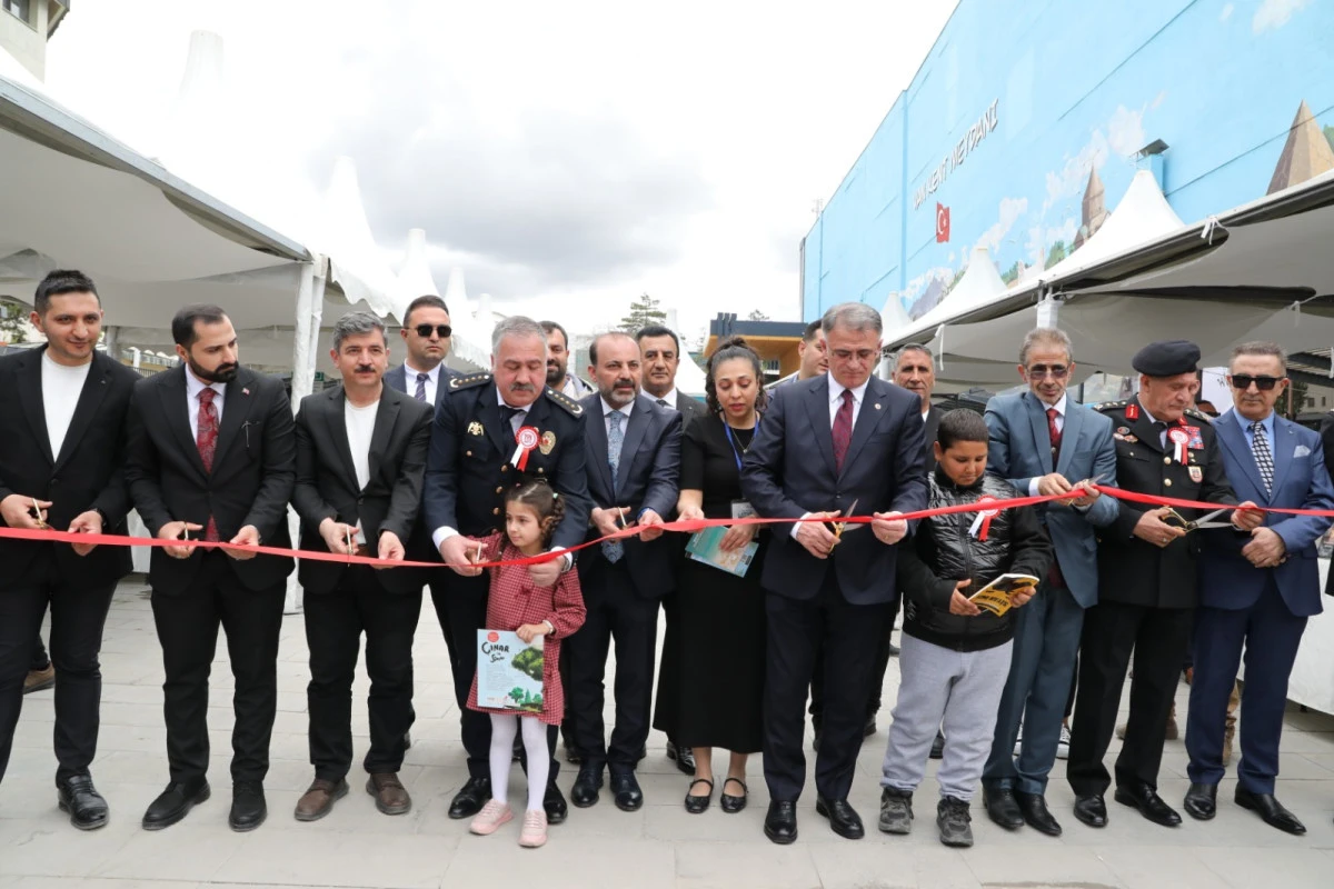 Van'da Tarihi Buluşmayla  Yazarlar Fuarı Kapılarını A&ccedil;tı