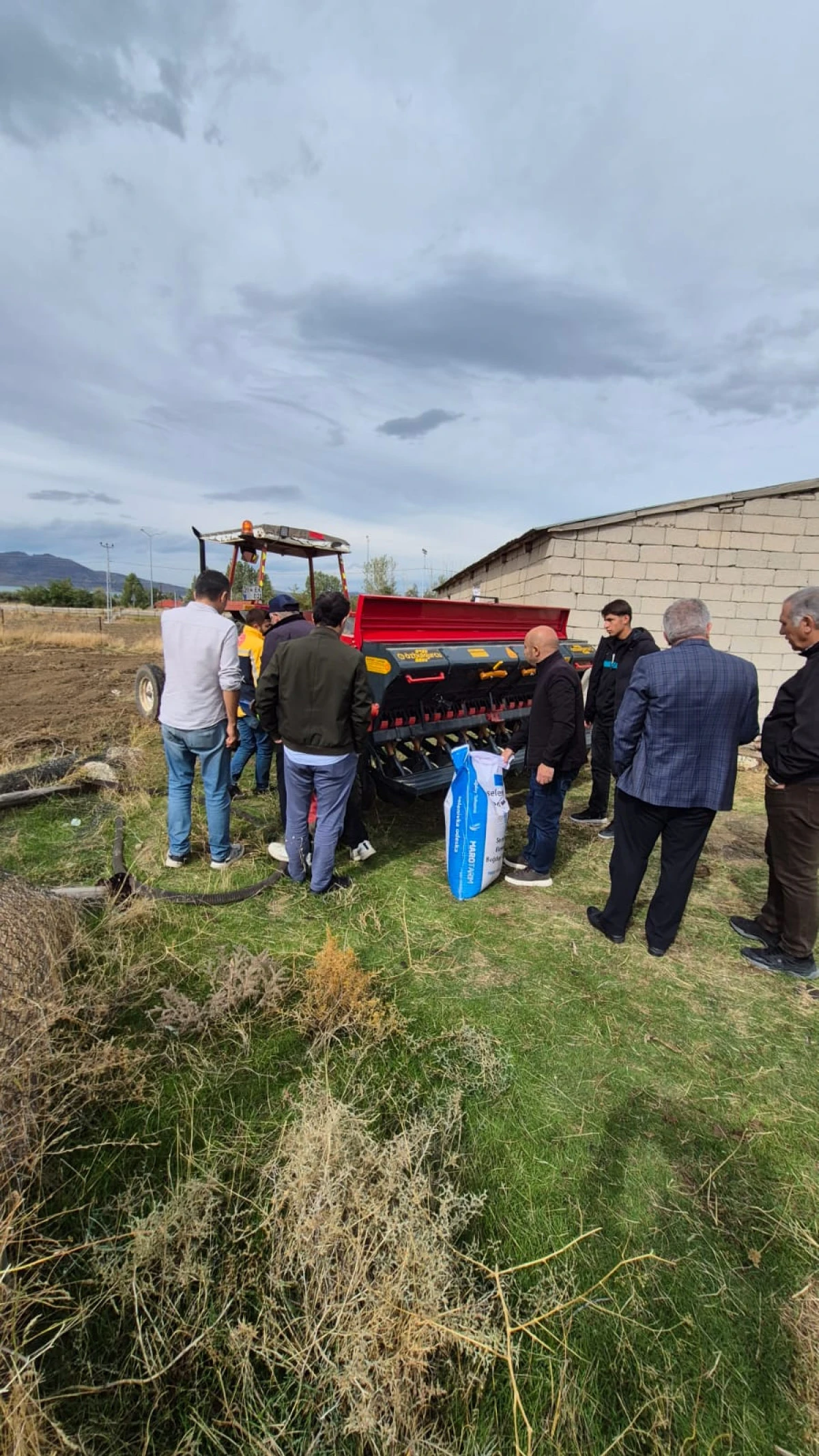 VAN'DA TARIMSAL &Uuml;RETİMİ ARTIRMAK İ&Ccedil;İN YENİ &Ccedil;EŞİTLER TOPRAKLA BULUŞTU: ER&Ccedil;EK MAHALLESİ'NDE DEMONSTRASYON &Ccedil;ALIŞMASI (2025-2026 &Uuml;RETİM SEZONU)