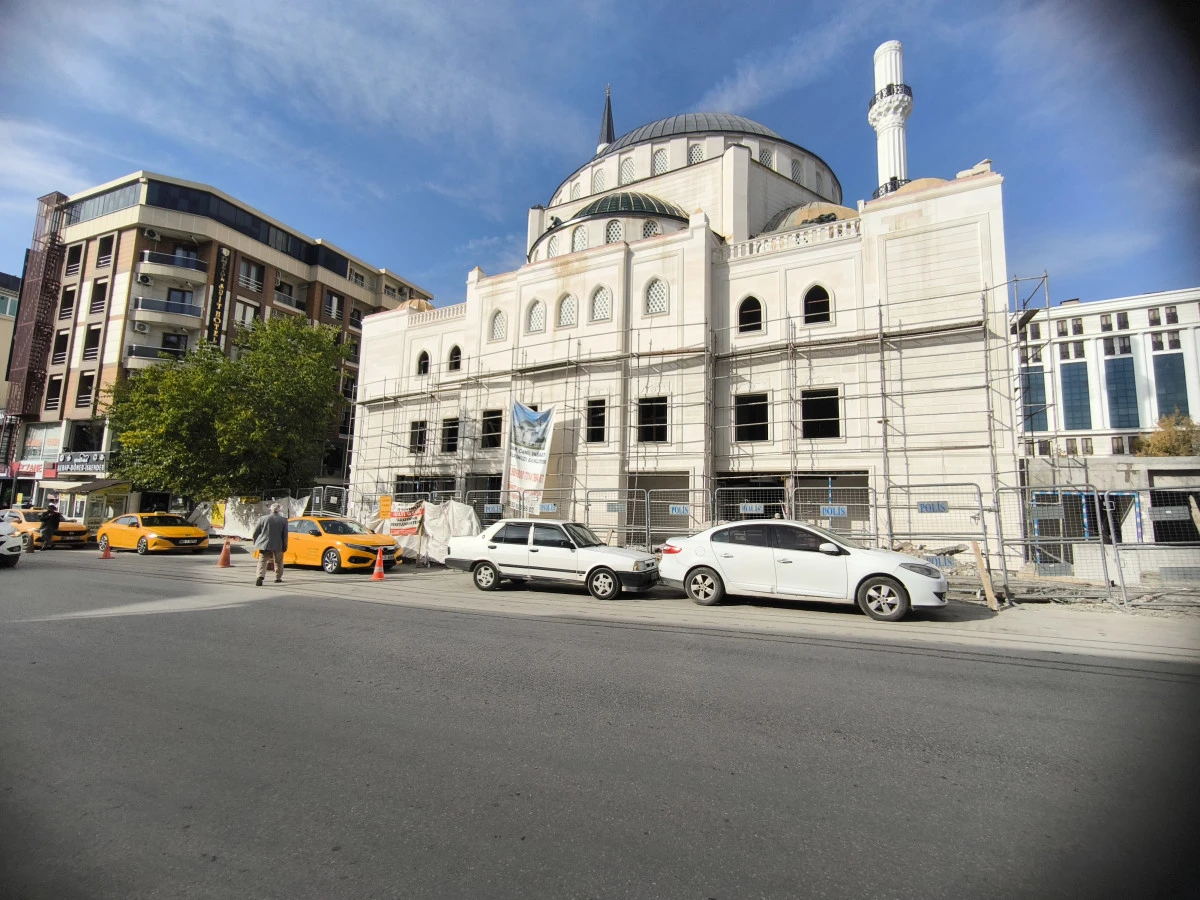 VAN&rsquo;DA YERALTI MESCİTLERİ ALARM VERİYOR. MİLYONLUK HALILAR, SU BASKINLARI VE 