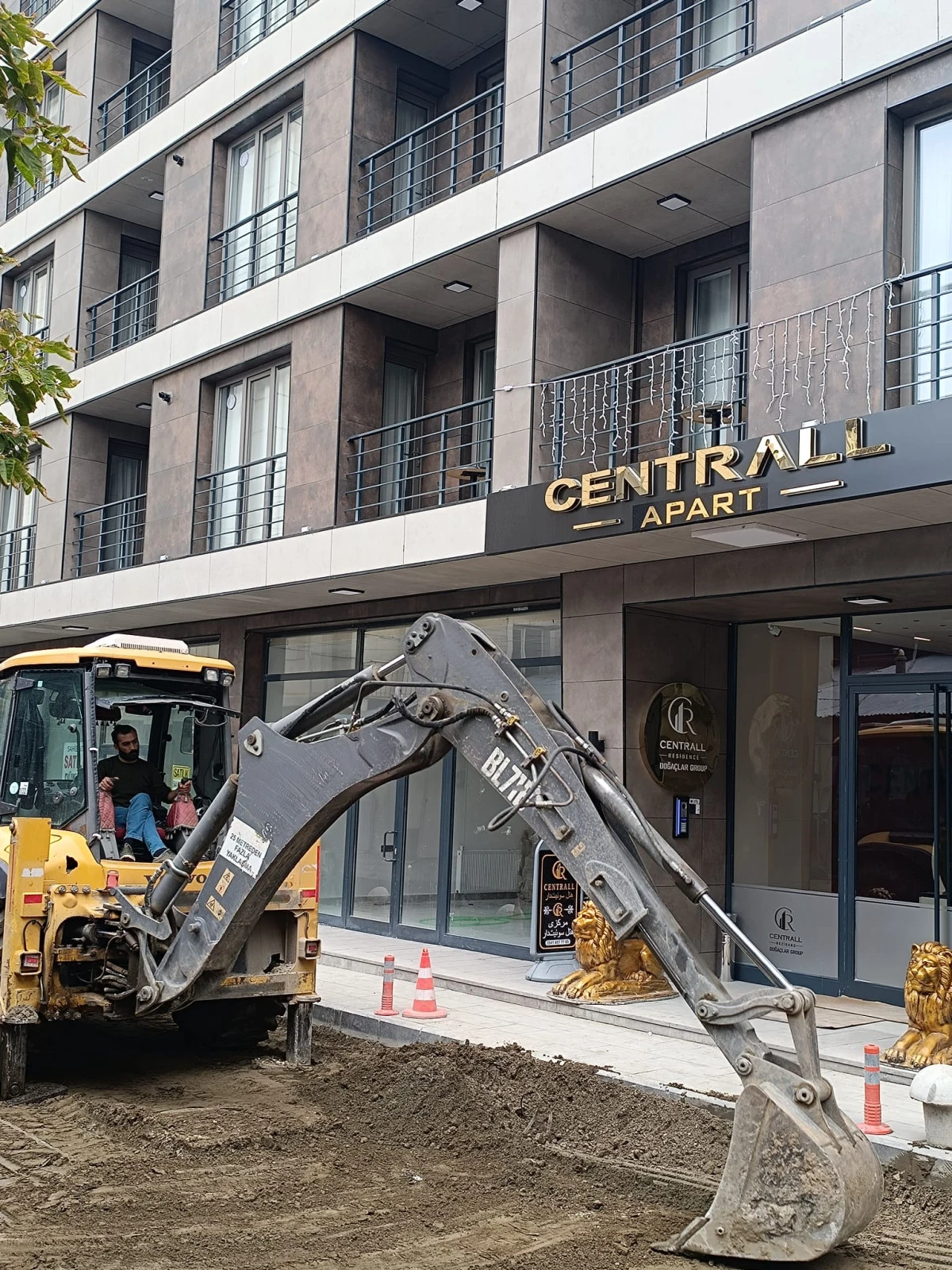 Van&rsquo;da Yıllardır Bakımsız Kalan Sokak, Central Otel İle G&uuml;zelleşiyor 