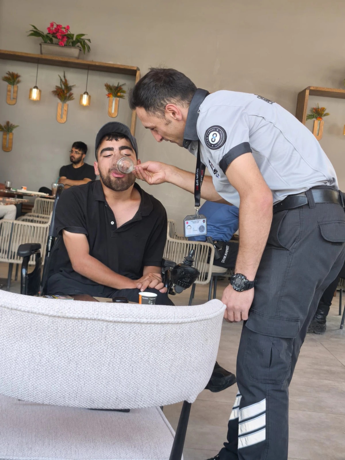 Van&rsquo;da Y&uuml;rekleri Isıtan G&ouml;r&uuml;nt&uuml;: &Ouml;zel G&uuml;venlik G&ouml;revlisinden Engelli Bireye Anlamlı Destek