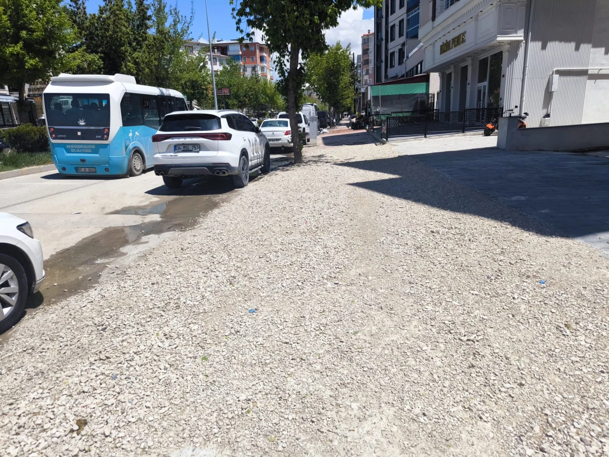 VAN&rsquo;IN TARİHİ CADDESİ ALTYAPI KURBANI VATANDAŞ VE S&Uuml;R&Uuml;C&Uuml;LER İSYAN NOKTASINDA!