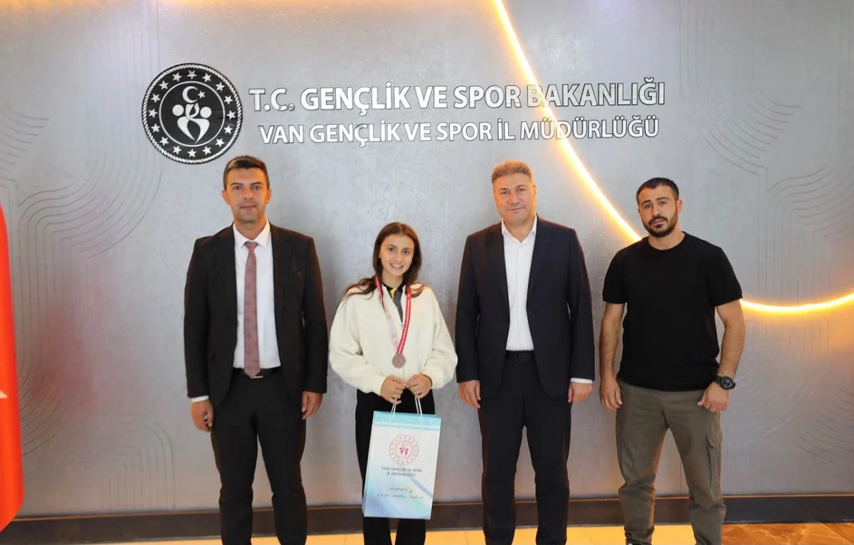 Vanlı Sporcu Ceylin Nisa &Ouml;nder T&uuml;rkiye &Uuml;&ccedil;&uuml;nc&uuml;s&uuml; Ololdu