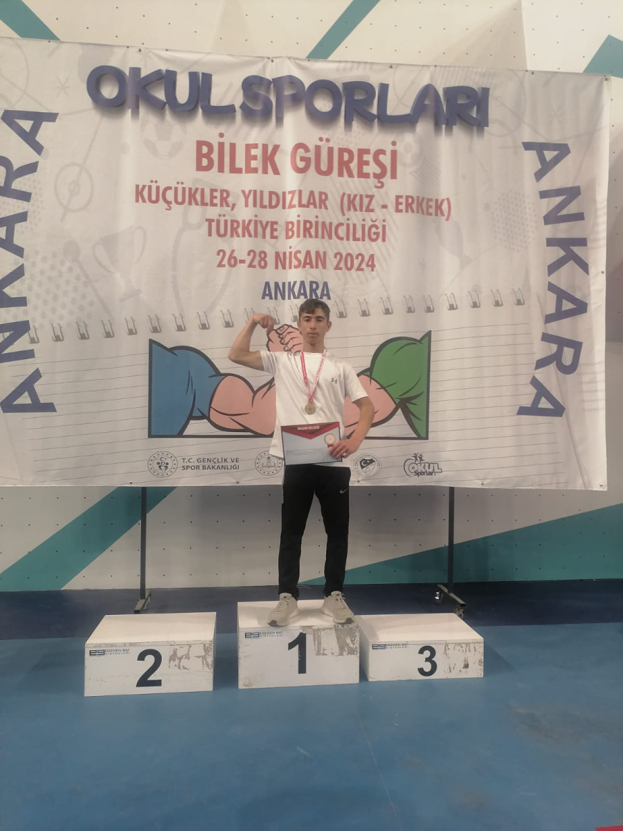Vanlı Sporcu Umut Haktan Güleç Bilek Güreşinde Türkiye Şampiyonu oldu