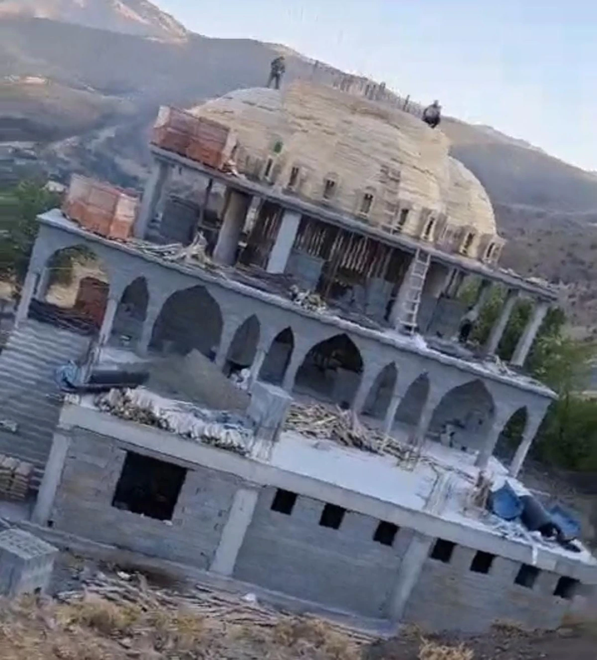 Yoldöndü Mahallesi Camii ve Taziye Evi inşaatı yardım bekliyor