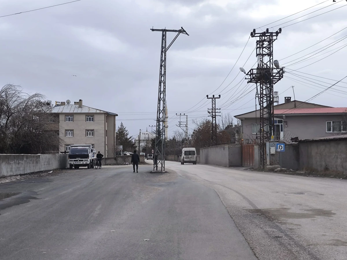 Yolun Ortasında Elektrik Direği