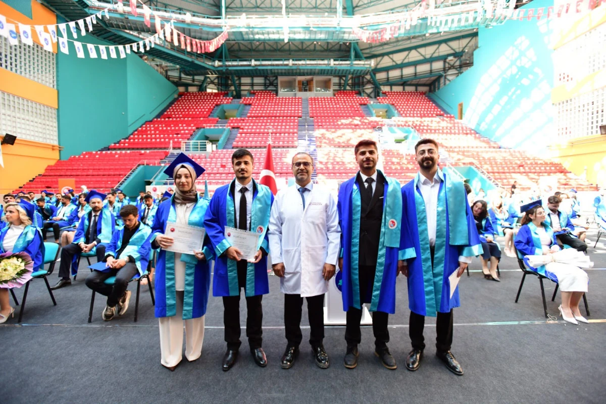 YY&Uuml; Tıp Fak&uuml;ltesi&rsquo;nde Mezuniyet Coşkusu: Gen&ccedil; Hekimler Diplomalarını Aldı